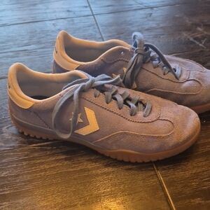 Converse Women 7.5 Suede Sneakers in Lavender Beautiful Great Condition